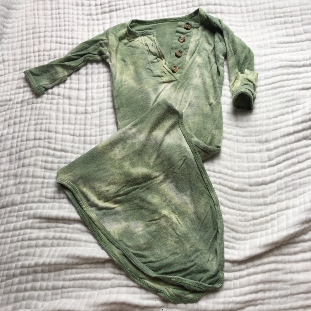 Newborn knotted gown